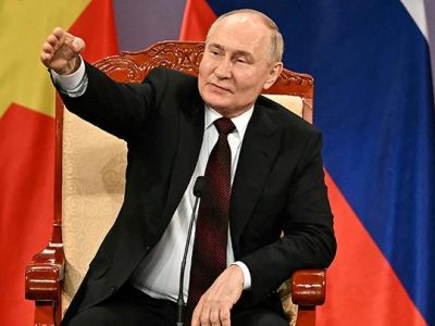 Presiden Rusia Vladimir Putin memberi isyarat di atas panggung dalam sebuah acara bersama Presiden Vietnam To Lam, yang dihadiri oleh Asosiasi Persahabatan Vietnam dan generasi alumni Vietnam yang belajar di Rusia di Hanoi Opera House di Hanoi pada 20 Juni 2024. MANAN VATSYAYANA/Pool via REUTERS/TEMPO