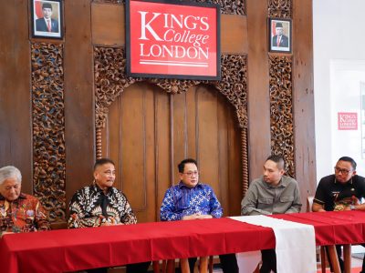 Pj. Gubernur Jawa Timur Adhy Karyono didampingi CEO dan Ketum Yayasan King’s Singhasari David Santoso saat meninjau KEK Singhasari Malang, Jumat (27/9).