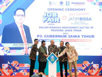 Penjabat (Pj) Sekretaris Daerah Provinsi Jawa Timur Bobby Soemiarsono saat membuka Job Fair 2024 di Grand City Convex Surabaya, Selasa (24/9).