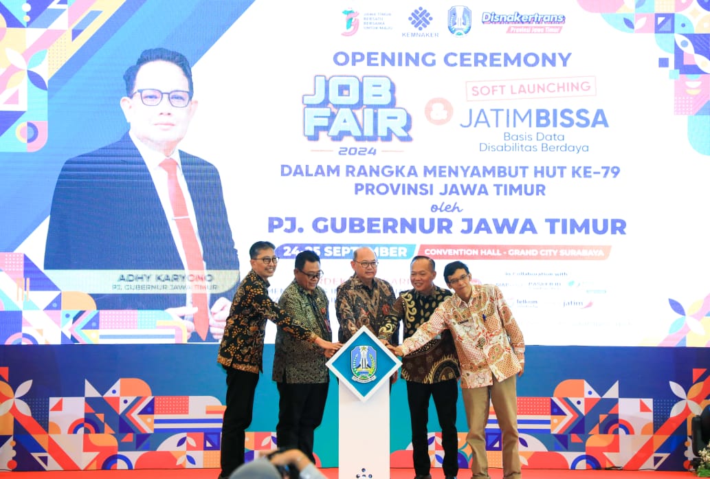 Penjabat (Pj) Sekretaris Daerah Provinsi Jawa Timur Bobby Soemiarsono saat membuka Job Fair 2024 di Grand City Convex Surabaya, Selasa (24/9).