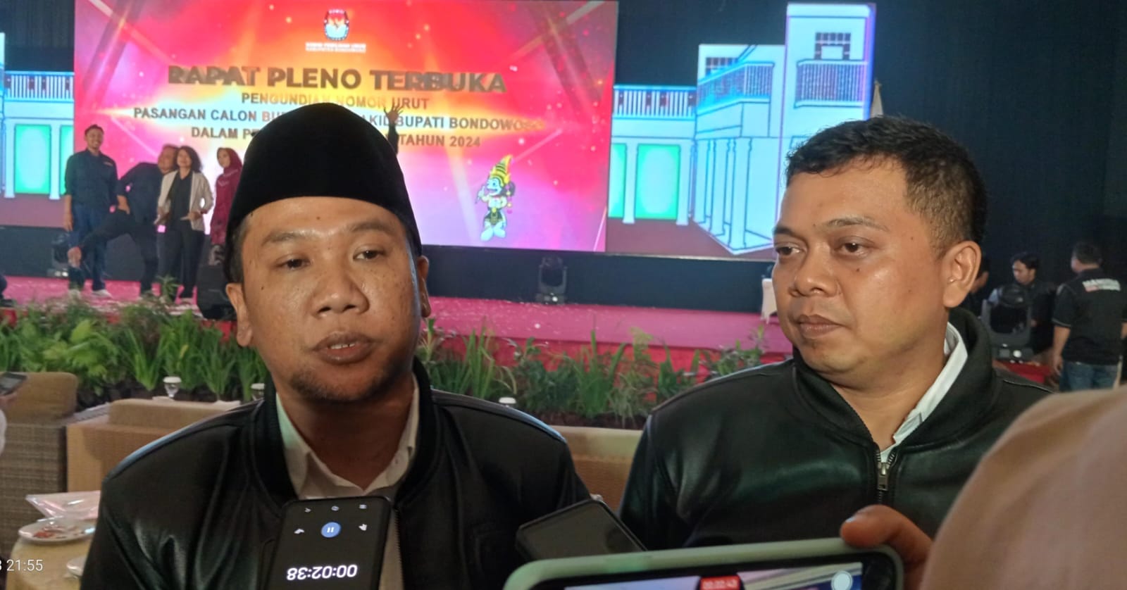 Keterangan foto : Abu Sofyan Divisi Teknis Penyelengara, Sudaedi Ketua KPU Bondowoso