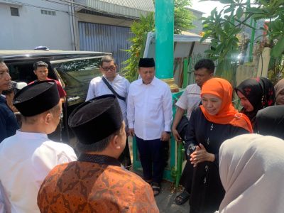 Khofifah Indar Parawansa tampak menghadiri pemakaman putra sulung dari Sekjen DPP Partai Golkar, M.Sarmuji, yang dimakamkan di Surabaya pada Senin (30/9).