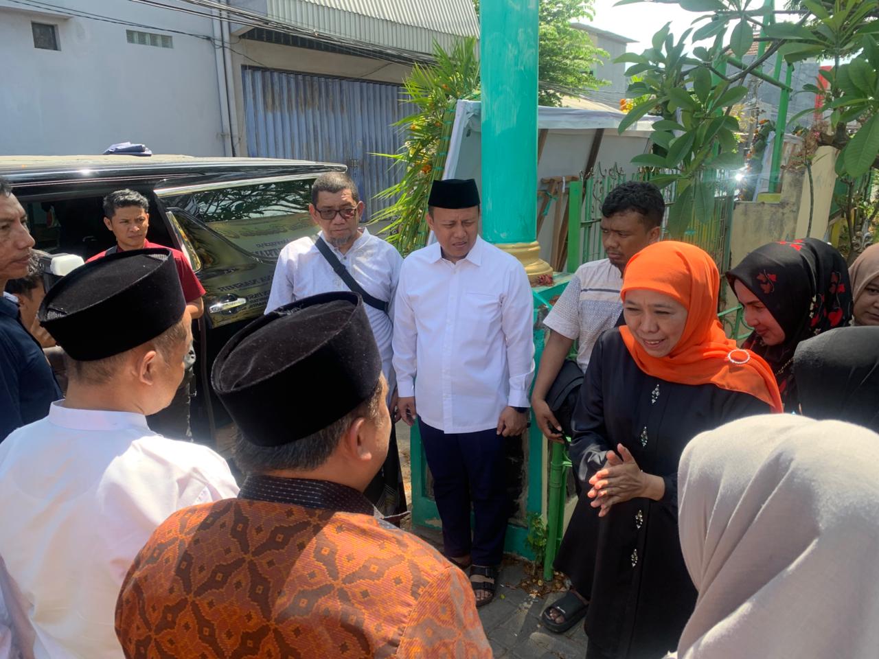 Khofifah Indar Parawansa tampak menghadiri pemakaman putra sulung dari Sekjen DPP Partai Golkar, M.Sarmuji, yang dimakamkan di Surabaya pada Senin (30/9).