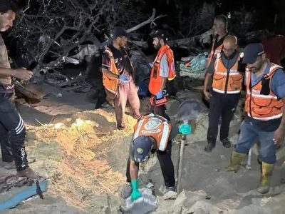 para petugas penyelamat palestina memeriksa reruntuhan di zona pengungsi al mawasi khan younis jalur gaza bagian selatan usai 169