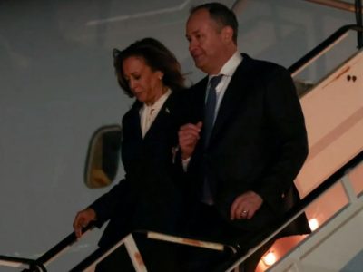 Calon presiden dari Partai Demokrat, Wakil Presiden Kamala Harris, tiba di Bandara LaGuardia bersama suaminya, Douglas Emhoff, setelah debat. Sumber foto : The Sydney Morning Herald