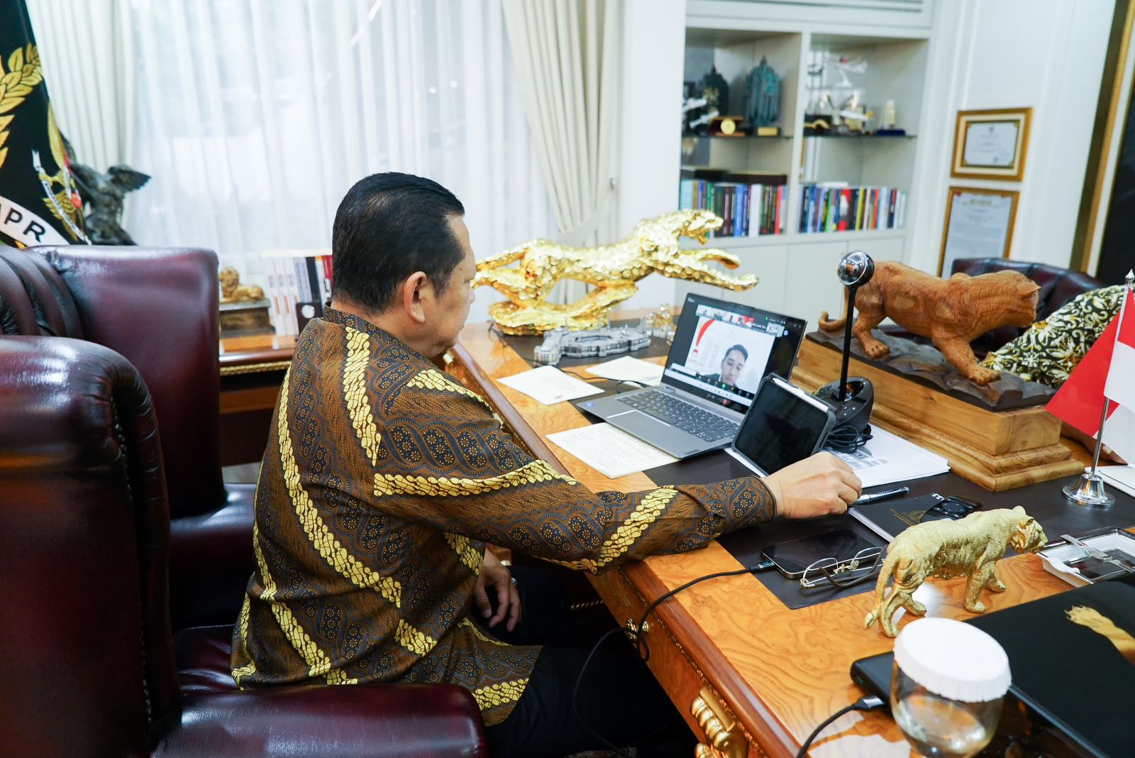Ketua MPR RI, Bambang Soesatyo, saat memberikan kuliah 'Konvergensi Sistem Nasional dan International Dalam Konteks NKRI', Pascasarjana Program Studi Damai dan Resolusi Konflik, Fakultas Keamanan Nasional, Universitas Pertahanan RI (UNHAN), secara daring di Jakarta, Rabu (11/9/2024).