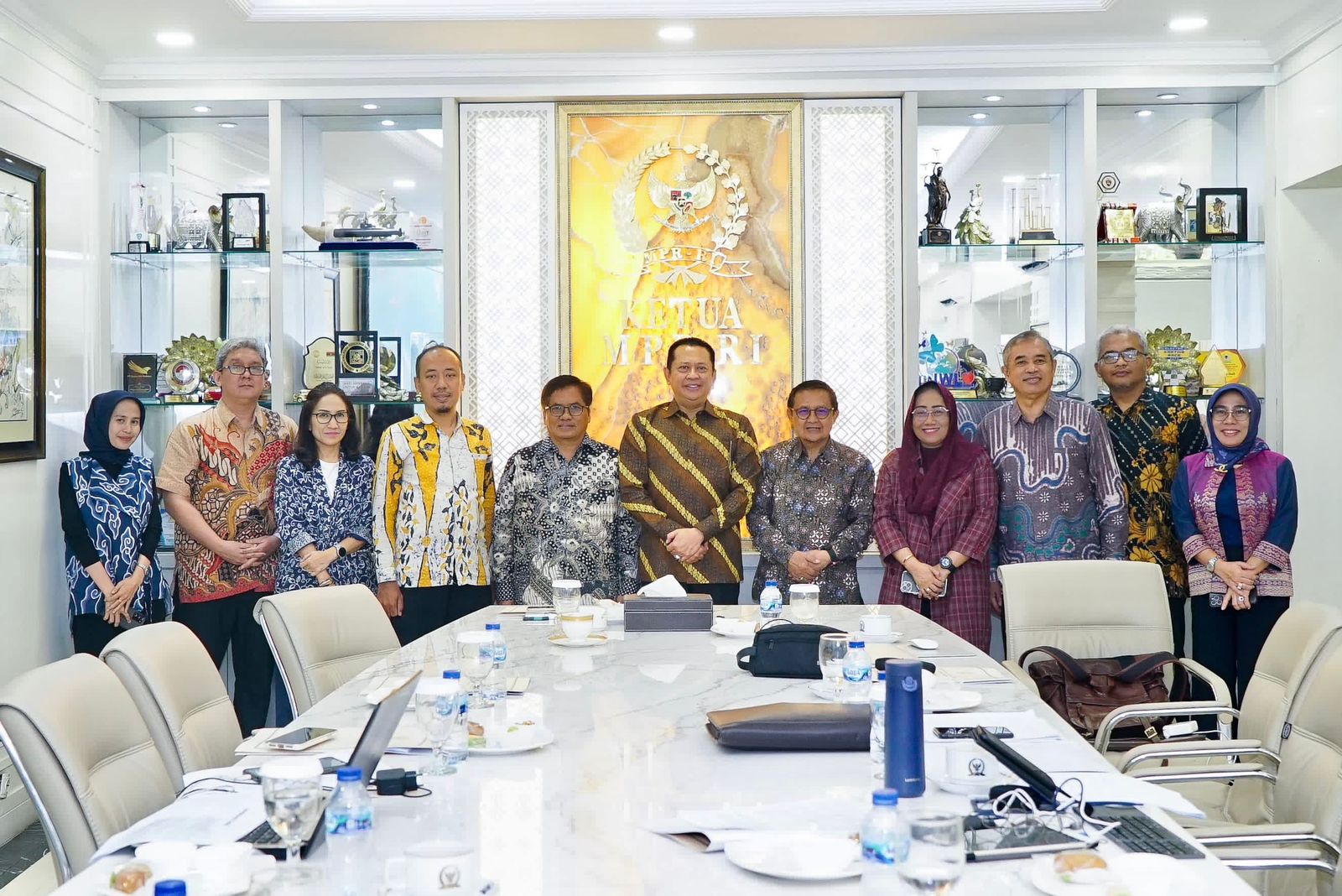 Ketua MPR RI, Bambang Soesatyo, pose bersama dengan narasumber dan peserta Forum Diskusi Aktual Berbangsa dan Bernegara, 'Akselerasi Pelaksanaan SDG’s Guna Mengurangi Ketimpangan Ekonomi', di Jakarta, Rabu (11/9/24)