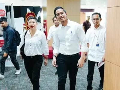 Kaesang Pangarep, Putra Bungsu Presiden Jokowi sekaligus Ketua Umum PSI saat menyambangi KPK Jakarta pada Selasa (17/9) guna mengklarifikasi penggunaan isu jet pribadi yang menghebohkan publik tanah air. Sumber foto : Istimewa.