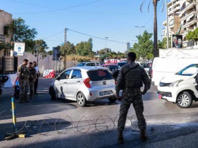 Tentara Lebanon memblokir pintu masuk ke pinggiran selatan Beirut setelah ledakan.
