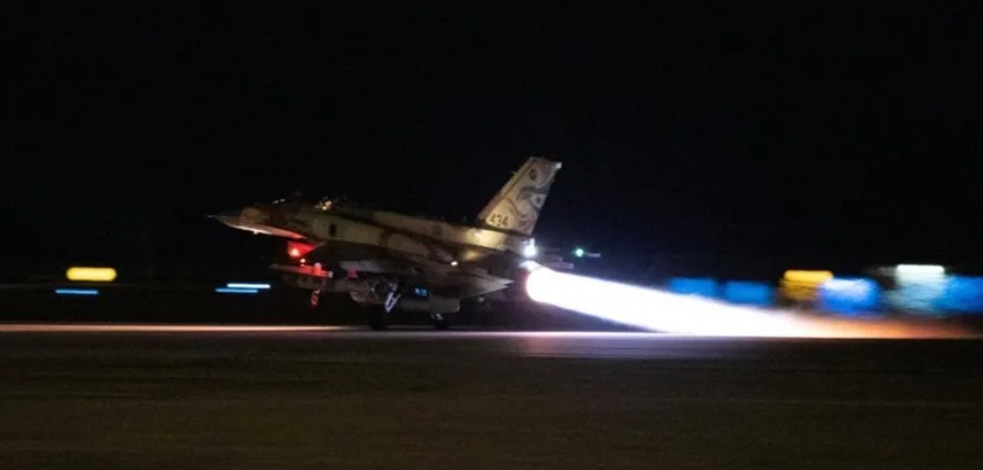 Sebuah jet tempur Israel lepas landas untuk melakukan serangan terhadap target-target Hizbullah di Lebanon selatan. Sumber foto : Reuters