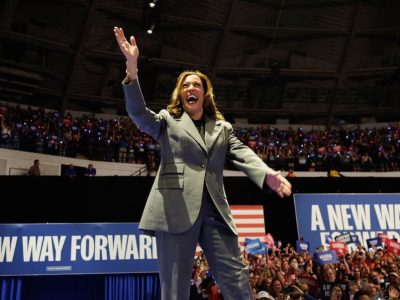 Calon presiden dari Partai Demokrat dan Wakil Presiden Amerika Serikat Kamala Harris bereaksi selama acara kampanye di Madison, Wisconsin, AS, 20 September 2024. Sumber foto : REUTERS/Jim Vondruska.