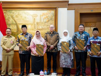 Penyerahan surat tugas pada 5 Plt di Jawa Timur dari Pj Sekdaprov Jatim, Bobby Soeimarsono. Sumber foto : Pemprov Jatim.