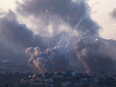 Asap membubung di wilayah selatan Lebanon setelah serangan Israel, di tengah bentrokan lintas perbatasan yang sedang berlangsung antara Hizbullah dan pasukan Israel, terlihat dari Tirus, Lebanon selatan, 23 September. REUTERS/Aziz Taher