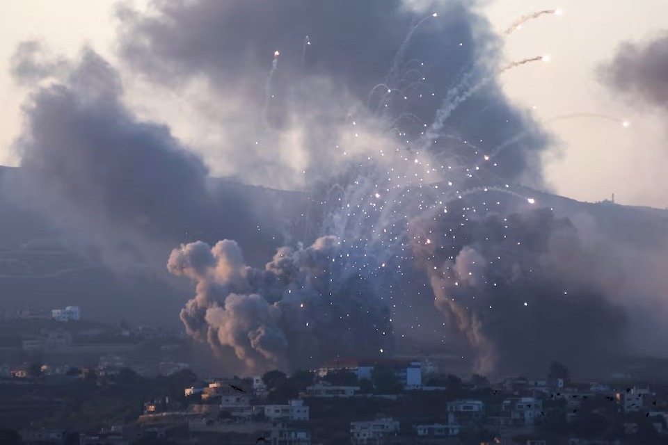 Asap membubung di wilayah selatan Lebanon setelah serangan Israel, di tengah bentrokan lintas perbatasan yang sedang berlangsung antara Hizbullah dan pasukan Israel, terlihat dari Tirus, Lebanon selatan, 23 September. REUTERS/Aziz Taher