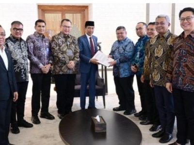 Jokowi saat menerima daftar nama Capim KPK dan Dewas yang diserahkan oleh Tim Pansel. Sumber foto : Biro Pers Sekretariat Presiden.