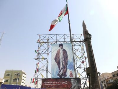 Sebuah sistem rudal Iran dipamerkan di samping spanduk dengan gambar Pemimpin Tertinggi Iran, Ayatollah Ali Khamenei, dan mendiang pemimpin Hezbollah Lebanon, Hassan Nasrallah, di sebuah jalan di Teheran, Iran, pada 2 Oktober 2024. Majid Asgaripour/WANA (West Asia News Agency) via REUTERS.