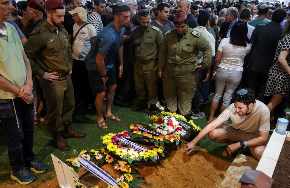 Seorang pelayat bereaksi saat pemakaman tentara Israel Kapten Eitan Itzhak Oster, yang tewas dalam pertempuran di Lebanon, di tengah permusuhan antara Hezbollah dan Israel, di pemakaman militer Gunung Herzl di Yerusalem, 2 Oktober 2024. Sumber foto : REUTERS
