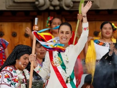 Presiden baru Meksiko Claudia Sheinbaum memegang 'tongkat komando' selama upacara di Zocalo Square, Mexico City, Meksiko, 1 Oktober 2024. Sumber foto : Daniel Becerril/Reuters.