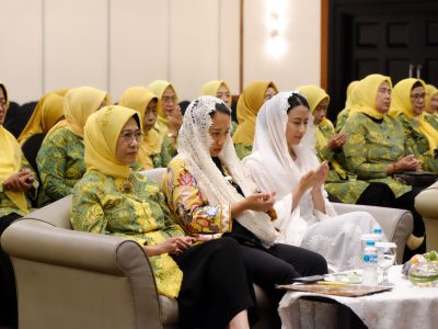 Tampak dalam foto Ketua Umum DPP Pengajian Al-Hidayah, Hetifah Sjaifudian (Kiri), Wakil Sekretaris Jenderal DPP Partai Golkar Putri Komarudin (tengah) Anggota DPR RI Fraksi Partai Golkar, Dyah Roro (Kanan) saat acara Peringatan Milad ke-45 Pengajian Al-Hidayah di Hotel Milenium Jakarta pada Sabtu (05/10/2024)