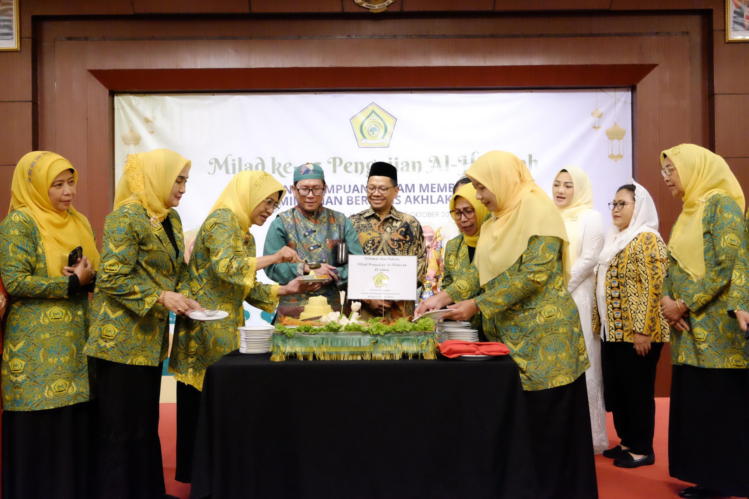 Ketua Umum DPP Pengajian Al-Hidayah Hetifah Sjaifudian