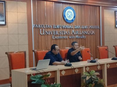 Anas Urbaningrum saat memberikan kuliah umum di Fakultas Ilmu Sosial dan Ilmu Politik Universitas Airlangga, Senin (14/10/2024)