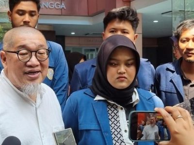Dekan Fisip Unair Prof Bagong Suyanto dan Ketua Bem Tuffahati Ullayyah Bachtiar didampingi beberapa jajaran pengurus BEM Fisip Unair.