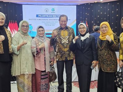 Sylviana Murni (Ketiga dari Kanan) saat berpose bersama koleganya seusai pelantikan menjadi Rektor STIAMI Jakarta