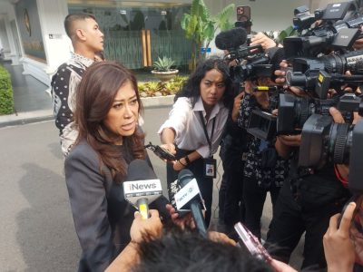 Menteri Komunikasi dan Digital (Menkomdigi) Meutya Hafid saat menyampaikan keterangan di kompleks Istana Kepresidenan, Jakarta, Jumat (1/11/2024), terkait dugaan keterlibatan sejumlah oknum pegawai Kemenkomdigi dalam praktik judi online. Sumber Foto : ANTARA/Andi Firdaus.