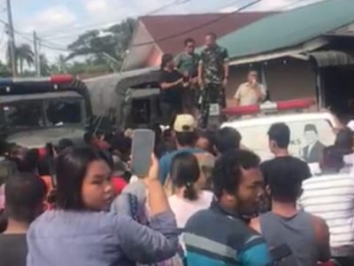 Sejumlah oknum prajurit TNI dari Yon Armed 2 Kilapsumangan menghadang warga yang mengamuk dengan mendatangi markas TNI di Kecamatan Biru-biru (Sumber foto : Istimewa)