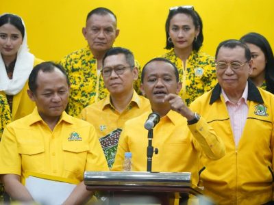 Ketua Umum (Ketum) Partai Golkar Bahlil Lahadalia didampingi jajaran pimpinan, secara resmi mengumumkan susunan lengkap kepengurusan Dewan Pimpinan Pusat (DPP) Partai Golkar periode 2024-2029 yang terdiri dari 150 lebih anggota, di kantor DPP Partai Golkar, Jakarta, Kamis (7/11). Sumber foto : Instagram Golkar Indonesia