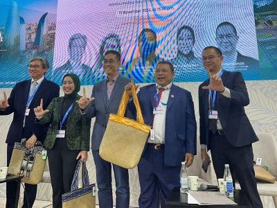 Ratna Juwita Sari (Kedua Kiri) saat berpose bersama dengan narasumber lainnya dalam acara Konferensi Perubahan Iklim PBB (COP29) di Baku, Azerbaijan pada Selasa (19/11/2024) lalu. Sumber foto : Instagram @iya_juwita.