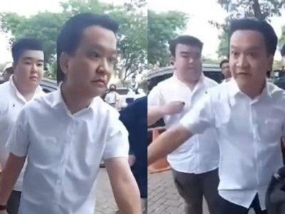Pelaku kekerasan terhadap anak, Ivan Sugianto, saat memerintahkan seorang siswa SMA Gloria 2 untuk sujud dan menggonggong.