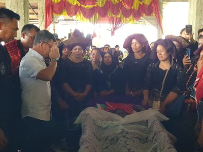 Panglima Kodam I Bukit Barisan Letjen Mochammad Hasan saat memberi hormat ke jenazah Raden Barus (61) di Desa Selamat, Kecamatan Sibiru-biru, Kabupaten Deli Serdang pada Minggu (10/11/2024). Sumber foto : Kompas.com