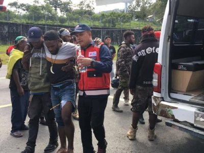 Salah satu korban luka ditolong aparat keamanan saat kericuhan yang terjadi dalam gelaran Pilkada 2024 di Puncak Jaya, Papua. Sumber Foto ; ANTARA