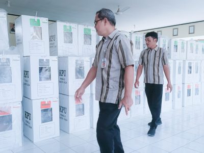Petugas penyelenggara pemilu saat memantau logistik Kotak Suara. Sumber : istimewa