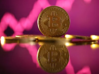 Representasi mata uang kripto bitcoin. Sumber foto : REUTERS/Dado Ruvic