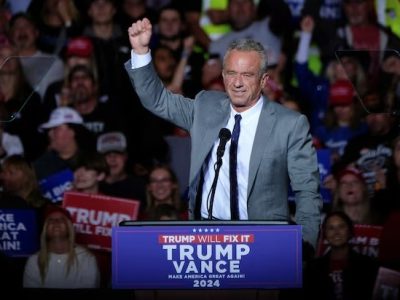 Robert F. Kennedy Jr. menghadiri acara kampanye untuk calon presiden dari Partai Republik dan mantan Presiden AS Donald Trump di Milwaukee, Wisconsin, AS, 1 November 2024. REUTERS/Joel Angel Juarez