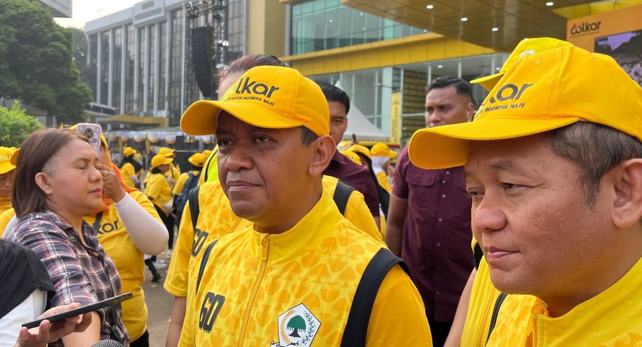 Ketum dan Sekjen DPP Partai Golkar, Bahlil dan Sarmuji, dalam acara Senam Partai Golkar dalam rangka memperingati HUT ke-60, di DPP Golkar, Jakarta Barat, Sabtu (16/11/2024). Sumber foto : TV One