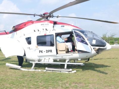 Calon Gubernur Bali nomor urut 01 Made Muliawan Arya alias De Gadjah di atas helikopter untuk kampanye. Sumber foto : Radar Bali