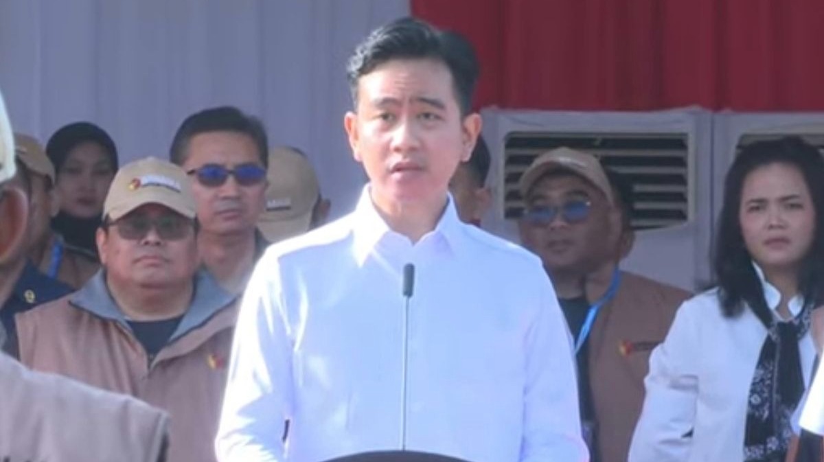 Wakil Presiden Gibran Rakabuming Raka saat Apel Siaga Pengawasan Tahapan Masa Tenang Pemungutan dan Perhitungan Suara Pemilihan Gubernur dan Wakil Gubernur, Bupati, Wakil Bupati, Wali Kota dan Wakil Wali Kota 2024 di Monumen Nasional (Monas), Rabu (20/11/2024).