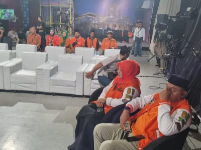Pasangan calon (paslon) nomor urut 01, Yusuf Rio Wahyu Prayogo-Ulfiyah dalam acara Debat Ketiga Pilkada Situbondo yang batal terlaksana.