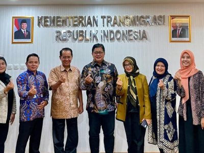 Rektor UICI Prof. Dr. Laode M. Kamaluddin, MSc., Meng., bersama Wakil Rektor Lely Pelitasari Soebekty, berfoto bersama dengan Wamentrans Viva Yoga Mauladi di Ruang Kerja Wamen Trans, Jakarta, Jumat (22/11/2024).