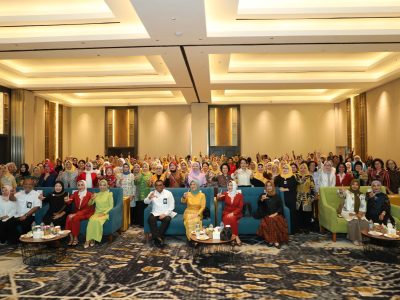 Foto bersama peserta, narasumber dan undangan dalam seminar bertema "Meningkatkan Peran Perempuan dalam Membangun Budaya Literasi di Lingkungan Keluarga dan Komunitas" yang digelar di Jakarta pada Senin (25/11/2024)