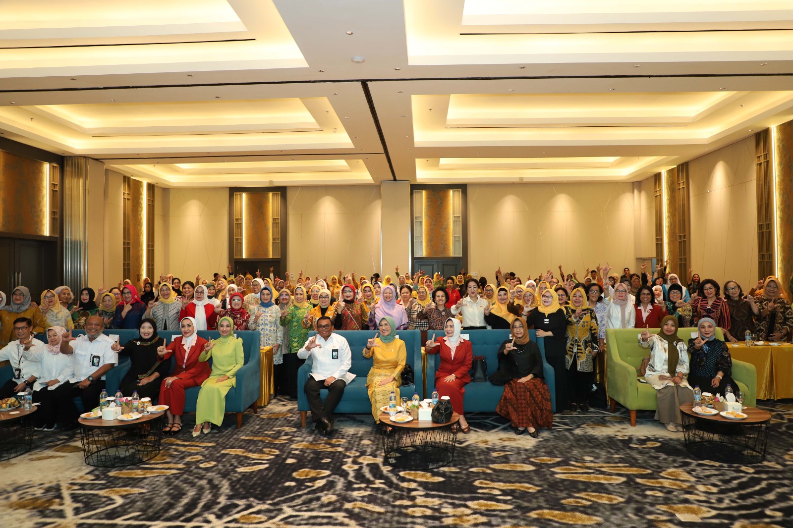 Foto bersama peserta, narasumber dan undangan dalam seminar bertema "Meningkatkan Peran Perempuan dalam Membangun Budaya Literasi di Lingkungan Keluarga dan Komunitas" yang digelar di Jakarta pada Senin (25/11/2024)