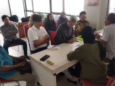 Dinas Perindustrian dan Tenaga Kerja (Disnaker) Kota Surabaya saat memediasi pihak CNN Indonesia dengan Miftah Faridl.