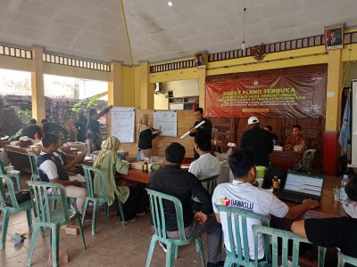 Tahapan rekapitulasi hasil penghitungan perolehan suara tingkat kecamatan dalam Pilkada Lamongan2024. Sumber Foto : KPU Lamongan