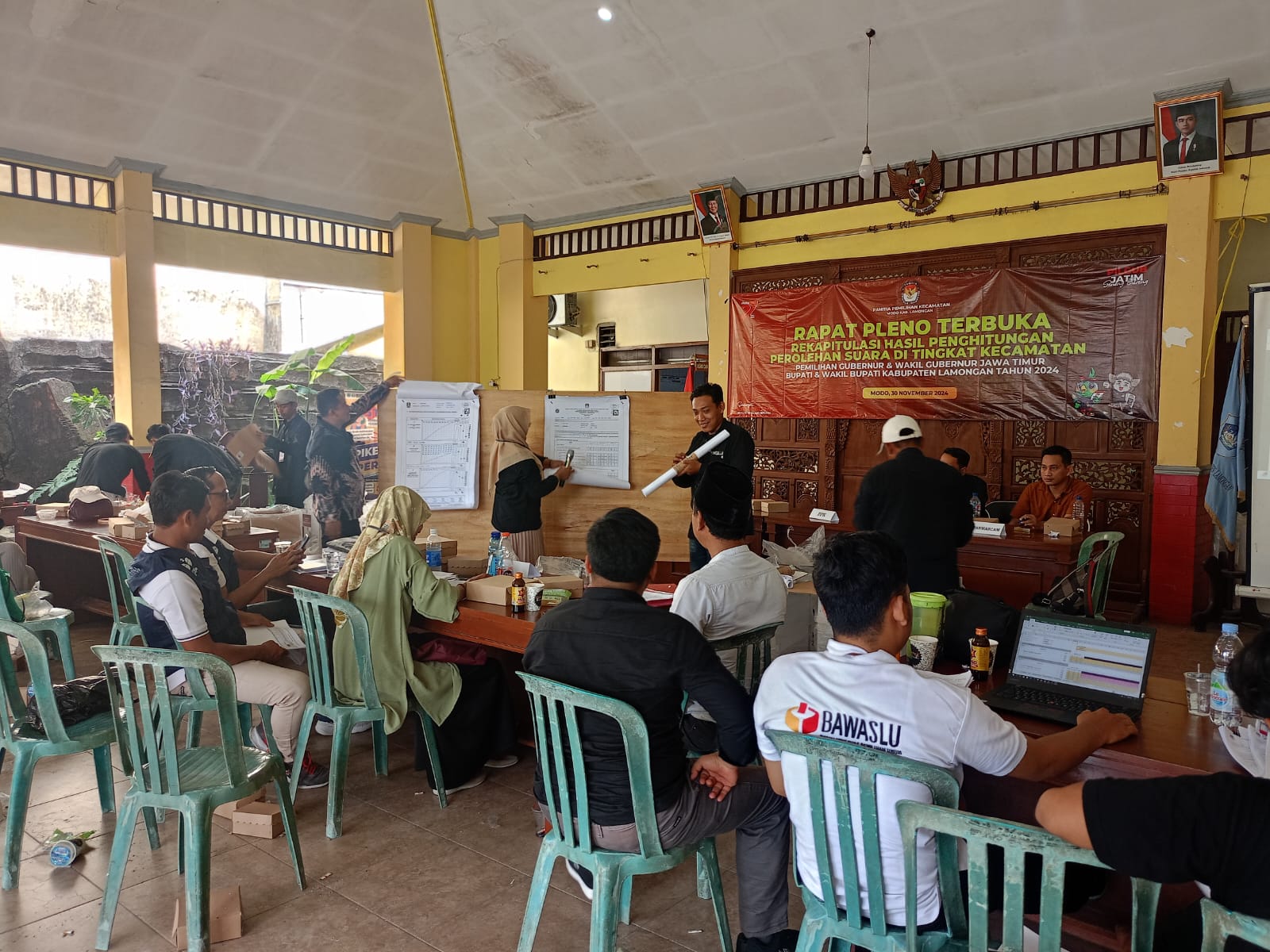 Tahapan rekapitulasi hasil penghitungan perolehan suara tingkat kecamatan dalam Pilkada Lamongan2024. Sumber Foto : KPU Lamongan