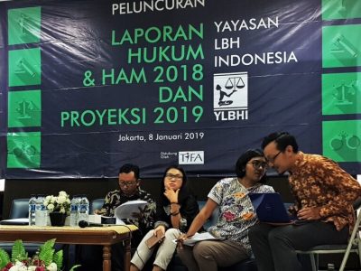 Pengurus YLBHI saat menyampaikan laporan tahunan di Gedung YLBHI, Jakarta, Selasa (8/1/2019). (Sumber Foto: VOA)