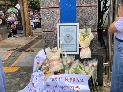 Karangan bunga berjejer di SMKN 4 Semarang, Kelurahan Mugassari, Kecamatan Semarang Selatan, Selasa (26/11/2024). Sumber Foto: DETIK JATENG
