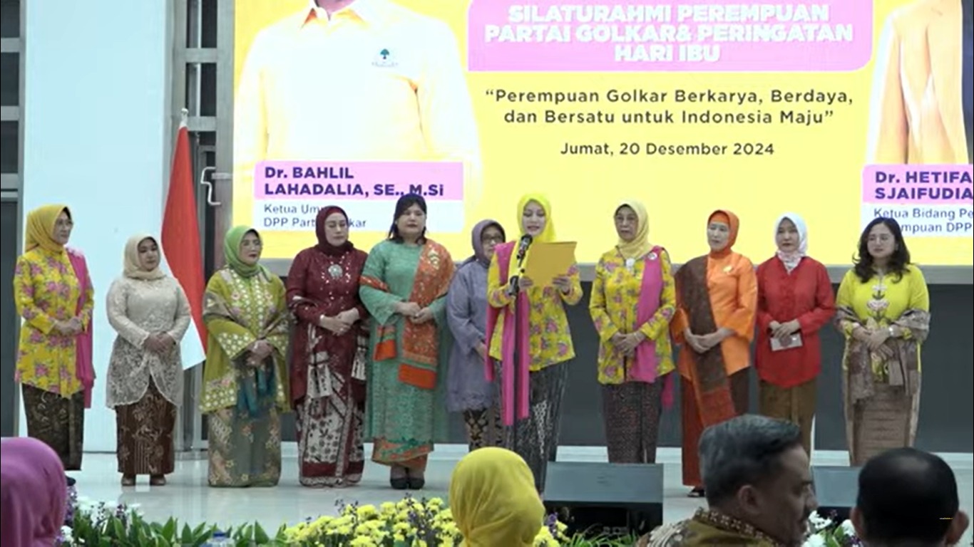 Pembacaan Manifesto Perempuan Partai Golkar oleh Noviyanti ( Bidang Pemberdayaan Perempuan Partai Golkar) dalam acara Silaturahmi Perempuan Partai Golkar sekaligus Peringatan Hari Ibu di Aula DPP Partai Golkar Slipi, Jakarta pada Jum'at (20/12/2024).